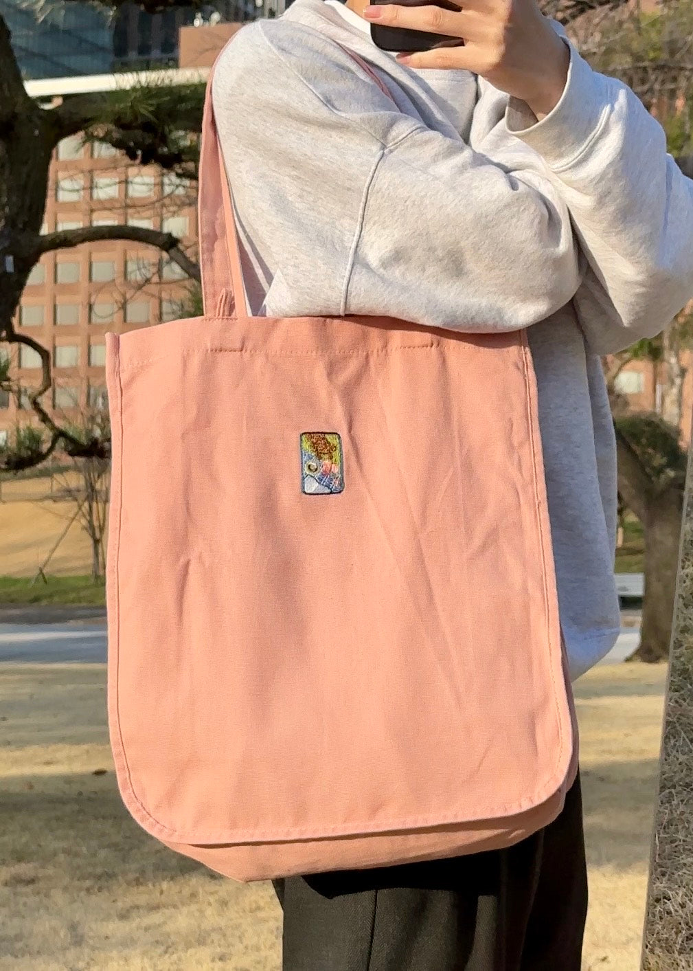 ドーナッツを狙うわんこ(トートバッグ)