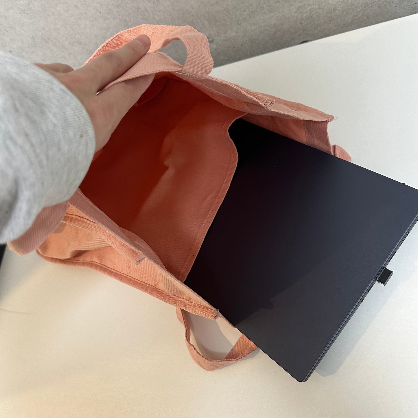 ドーナッツを狙うわんこ(トートバッグ)