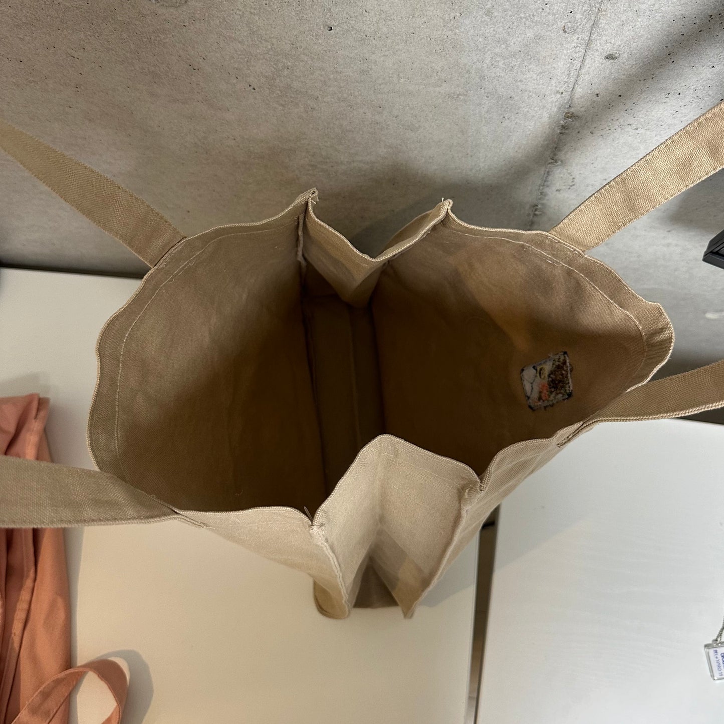 ドーナッツを狙うわんこ(トートバッグ)