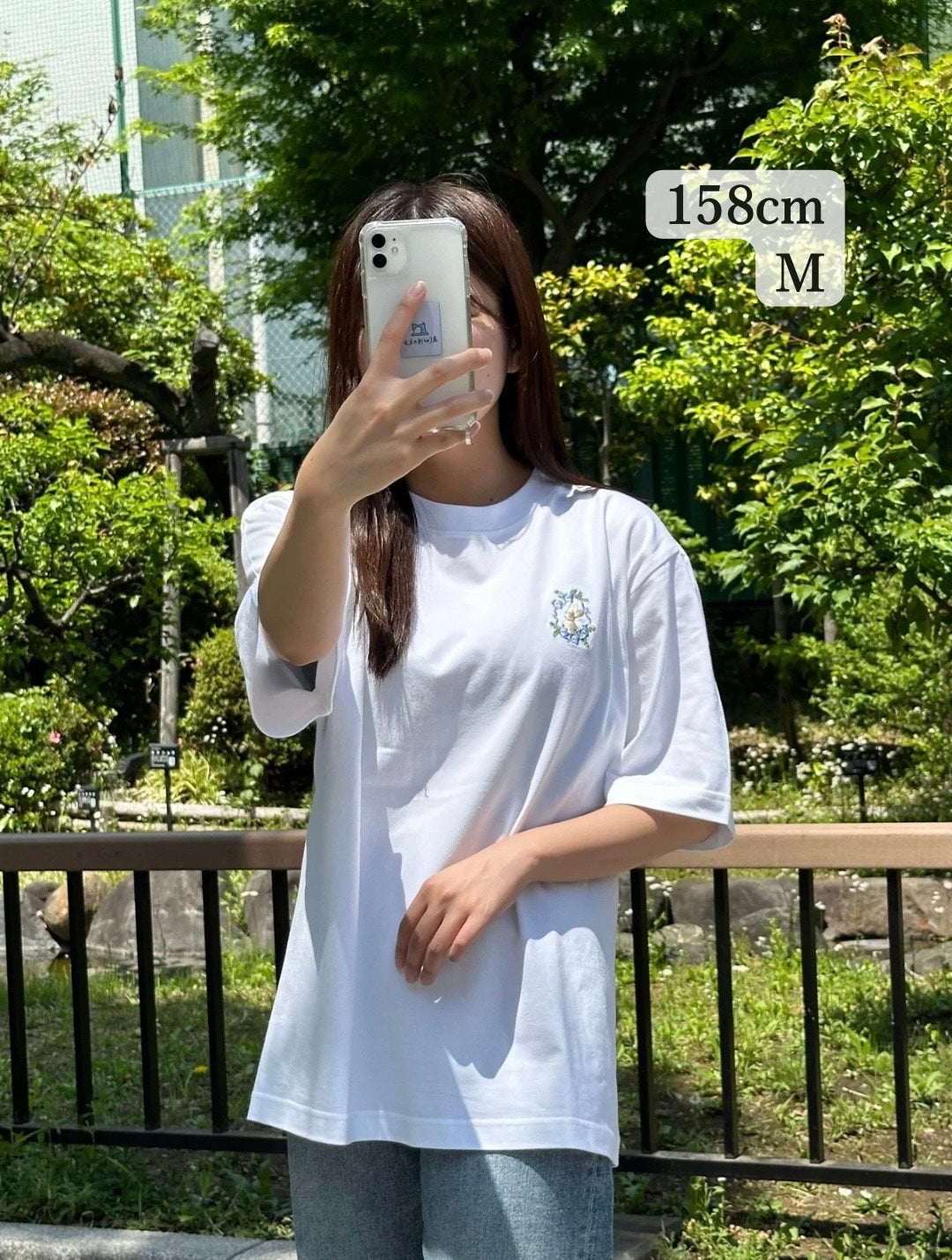 ネモフィラに見惚れるウサギ