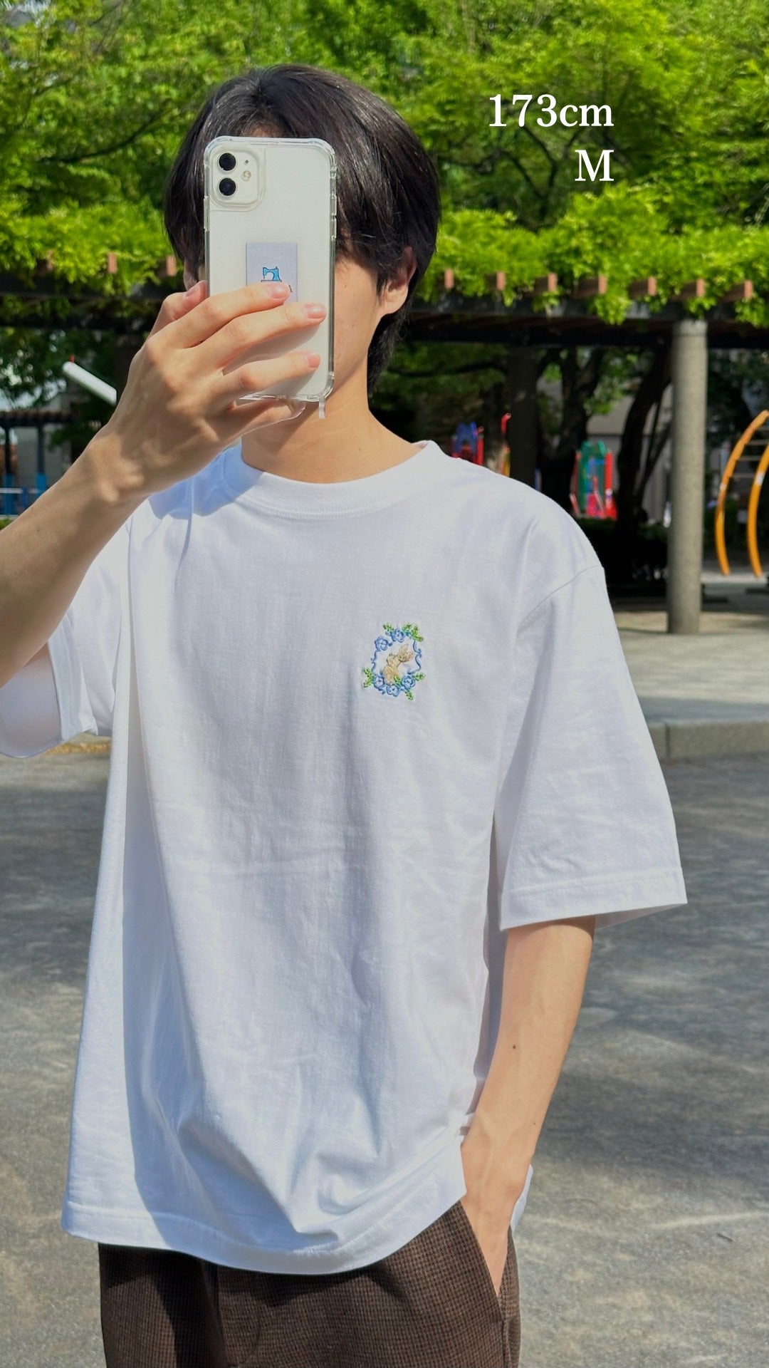 ネモフィラに見惚れるウサギ