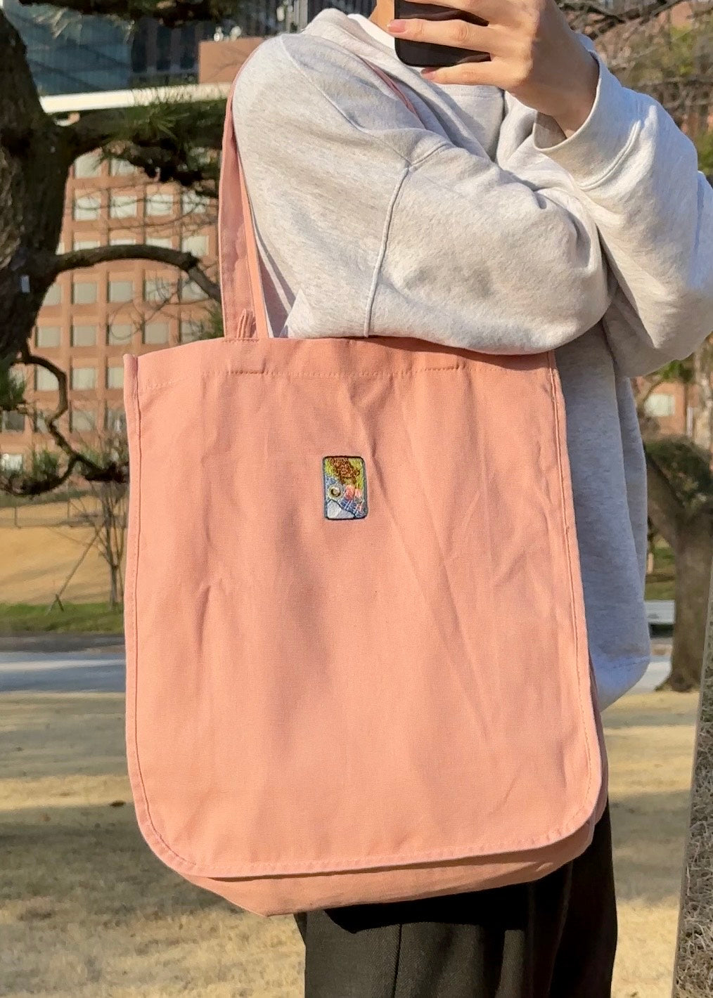 ドーナッツを狙うわんこ（トートバッグ）