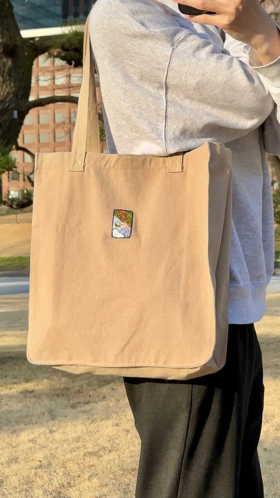 ドーナッツを狙うわんこ（トートバッグ）