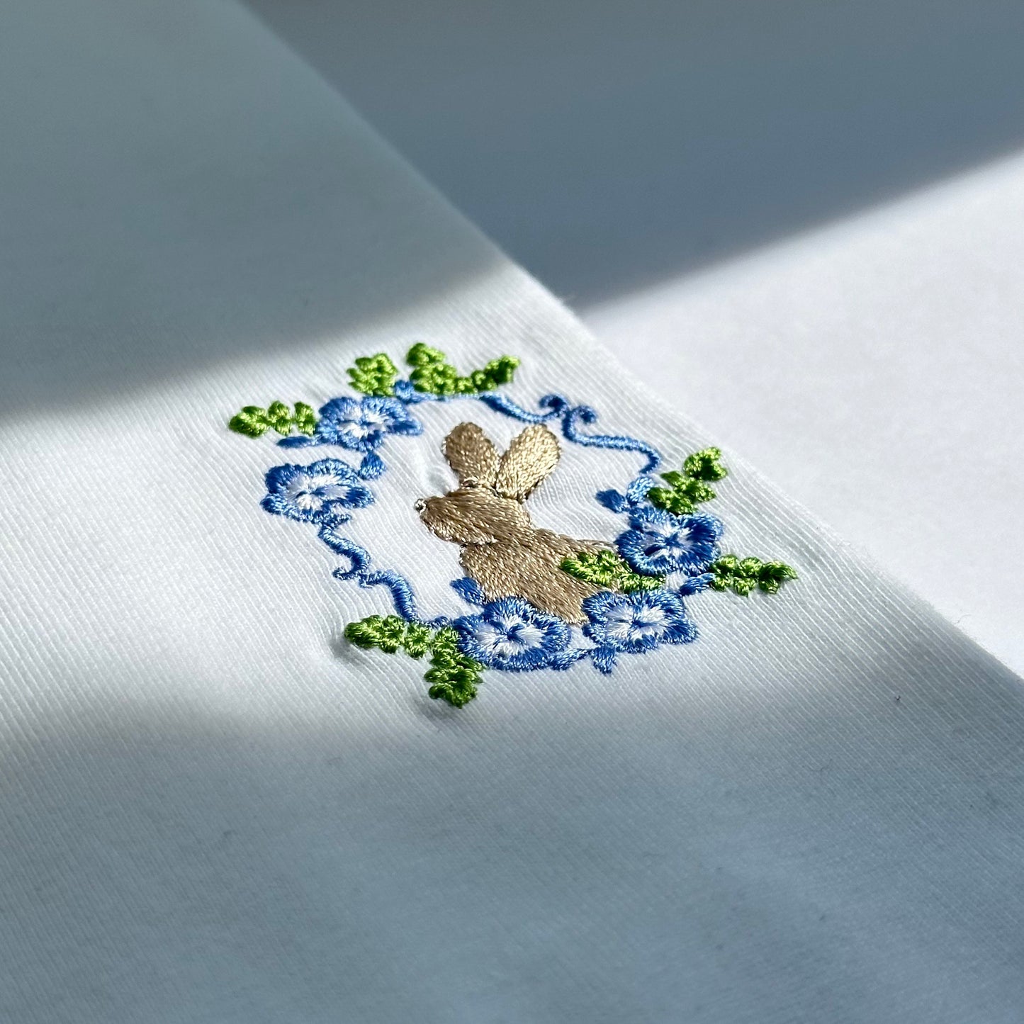 ネモフィラに見惚れるウサギ