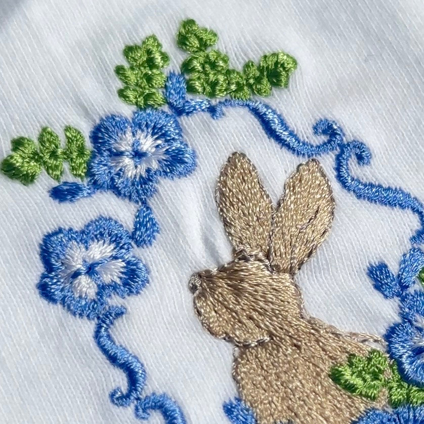 ネモフィラに見惚れるウサギ