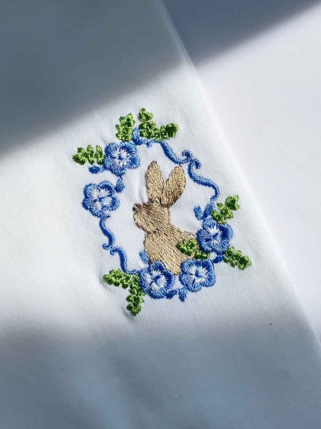 ネモフィラに見惚れるウサギ