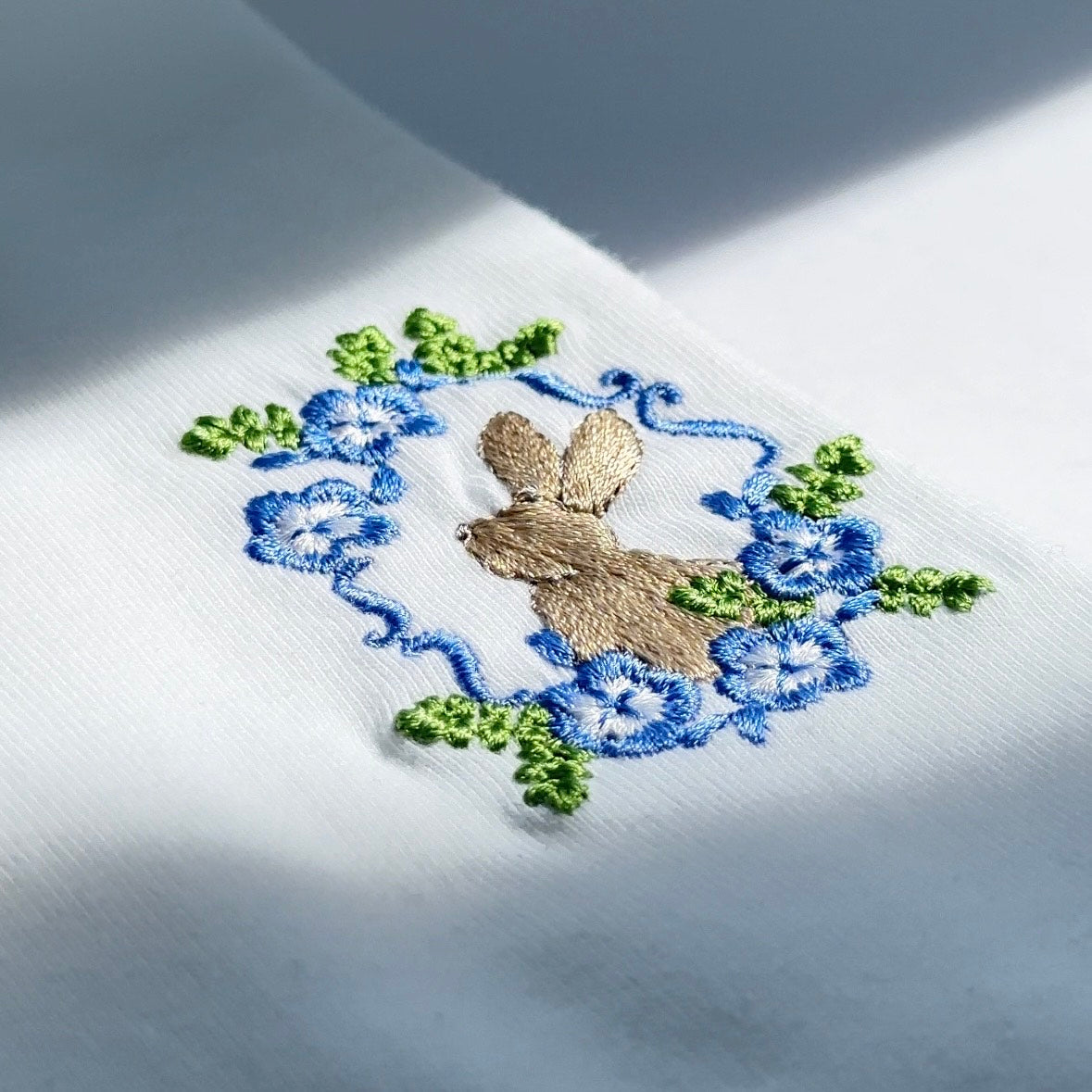 ネモフィラに見惚れるウサギ