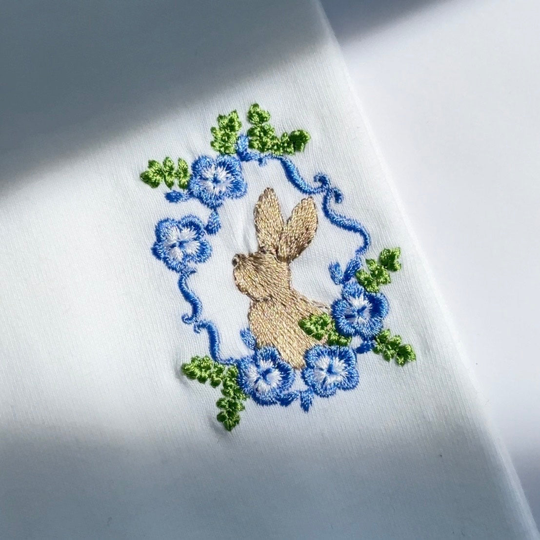 ネモフィラに見惚れるウサギ