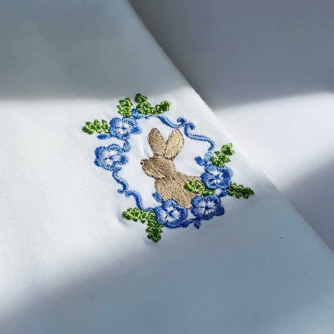 ネモフィラに見惚れるウサギ