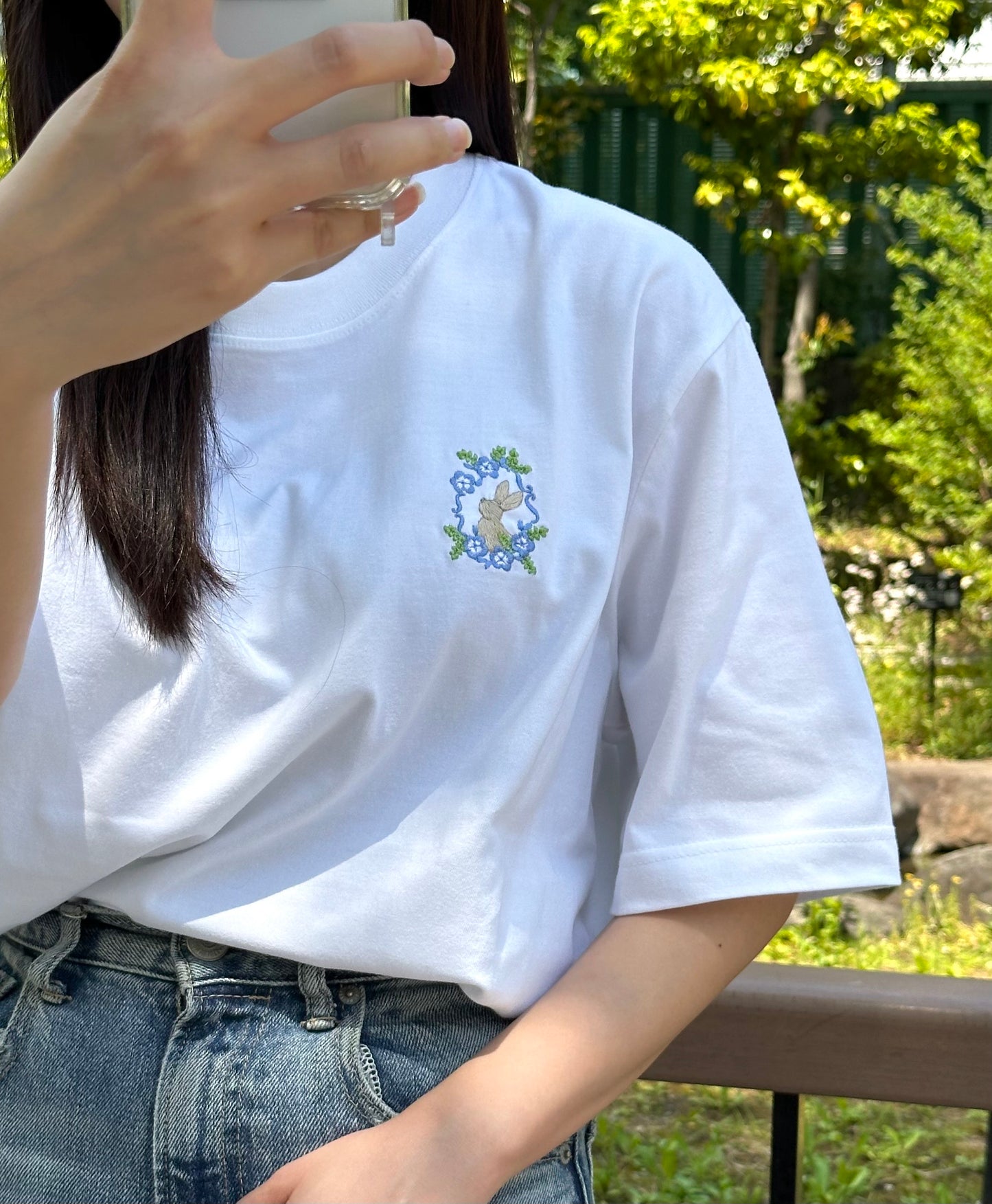 ネモフィラに見惚れるウサギ