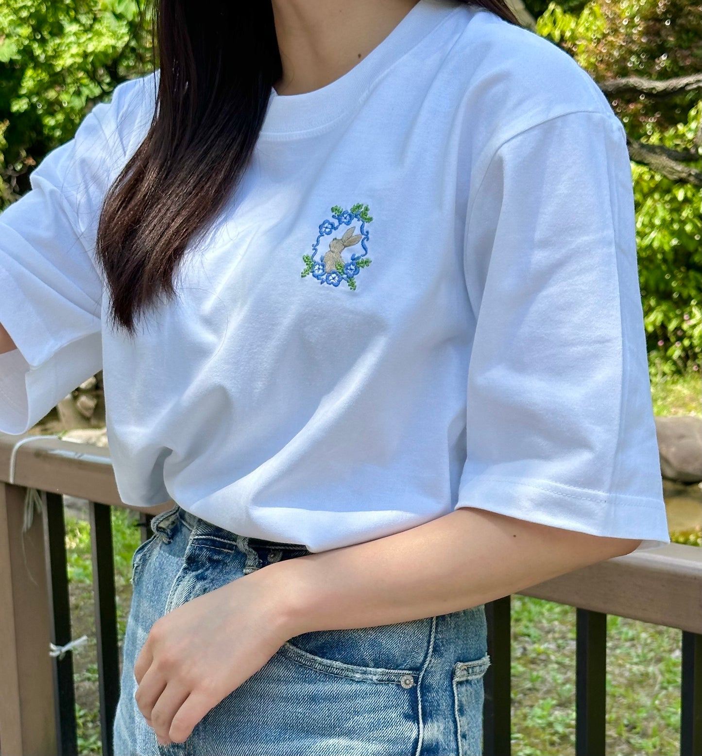 ネモフィラに見惚れるウサギ