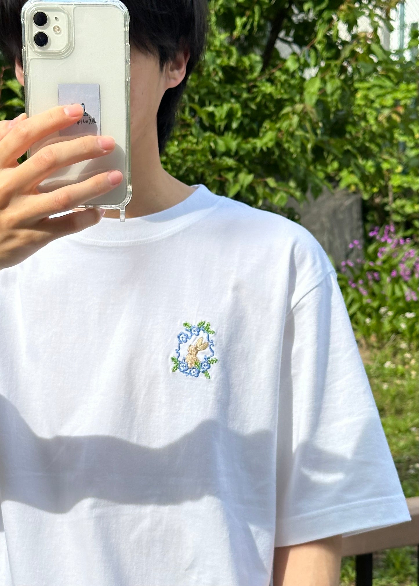 ネモフィラに見惚れるウサギ