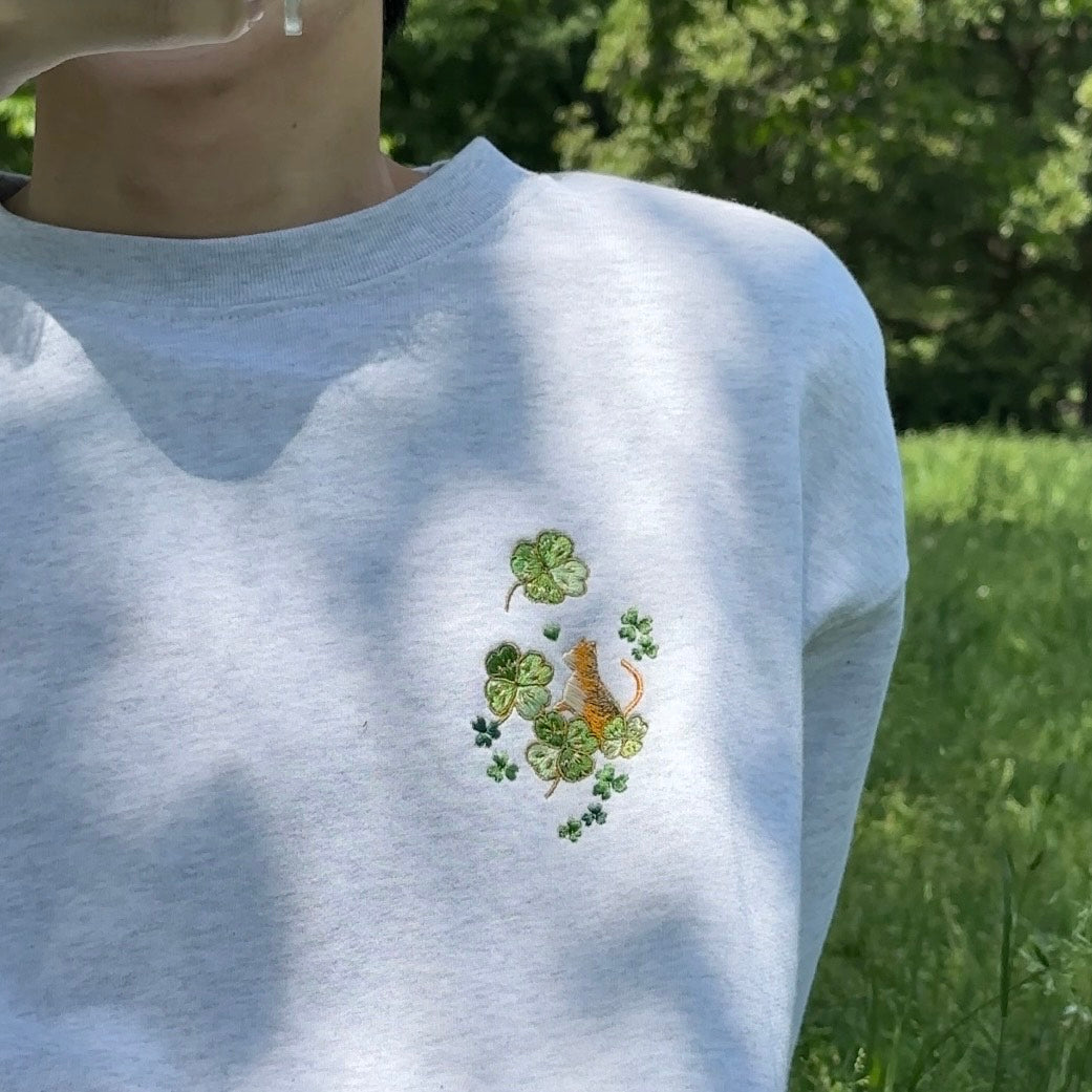 【新作】じゃれあう猫とクローバー