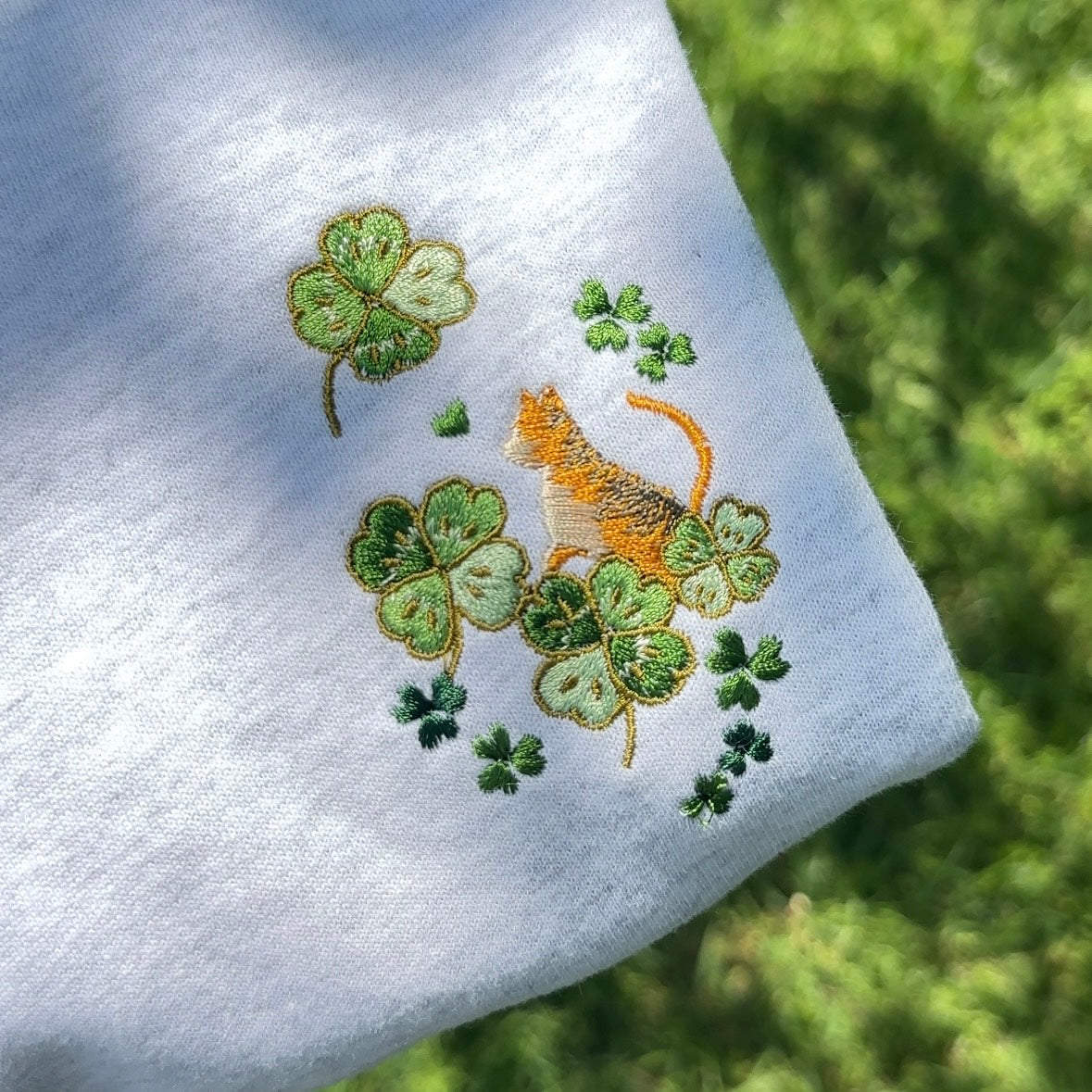 【新作】じゃれあう猫とクローバー