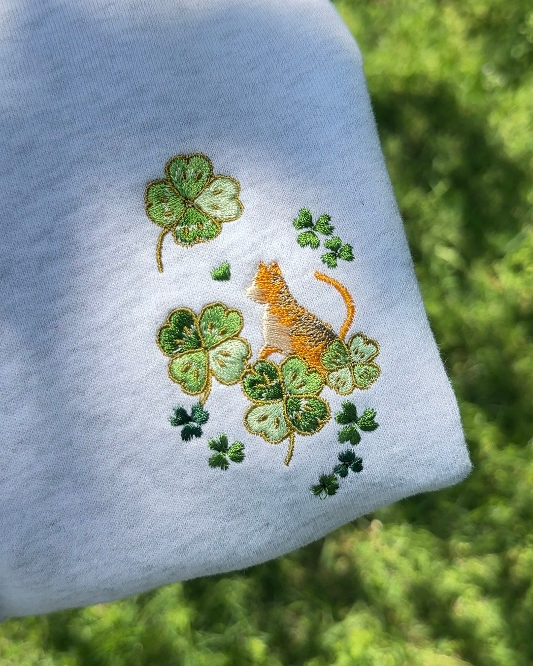 【新作】じゃれあう猫とクローバー