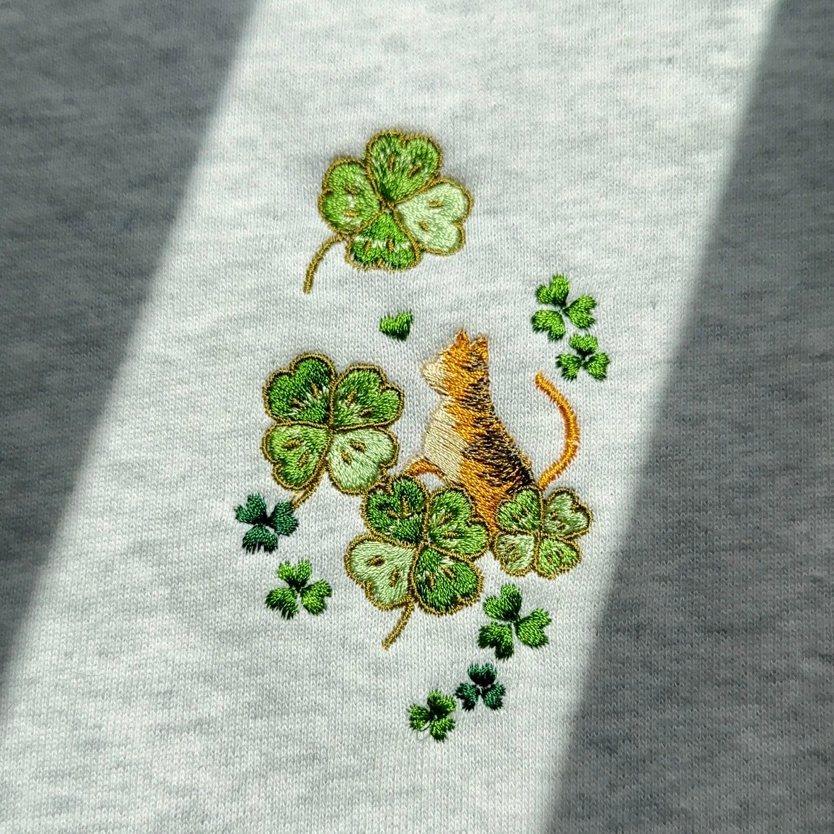 【新作】じゃれあう猫とクローバー