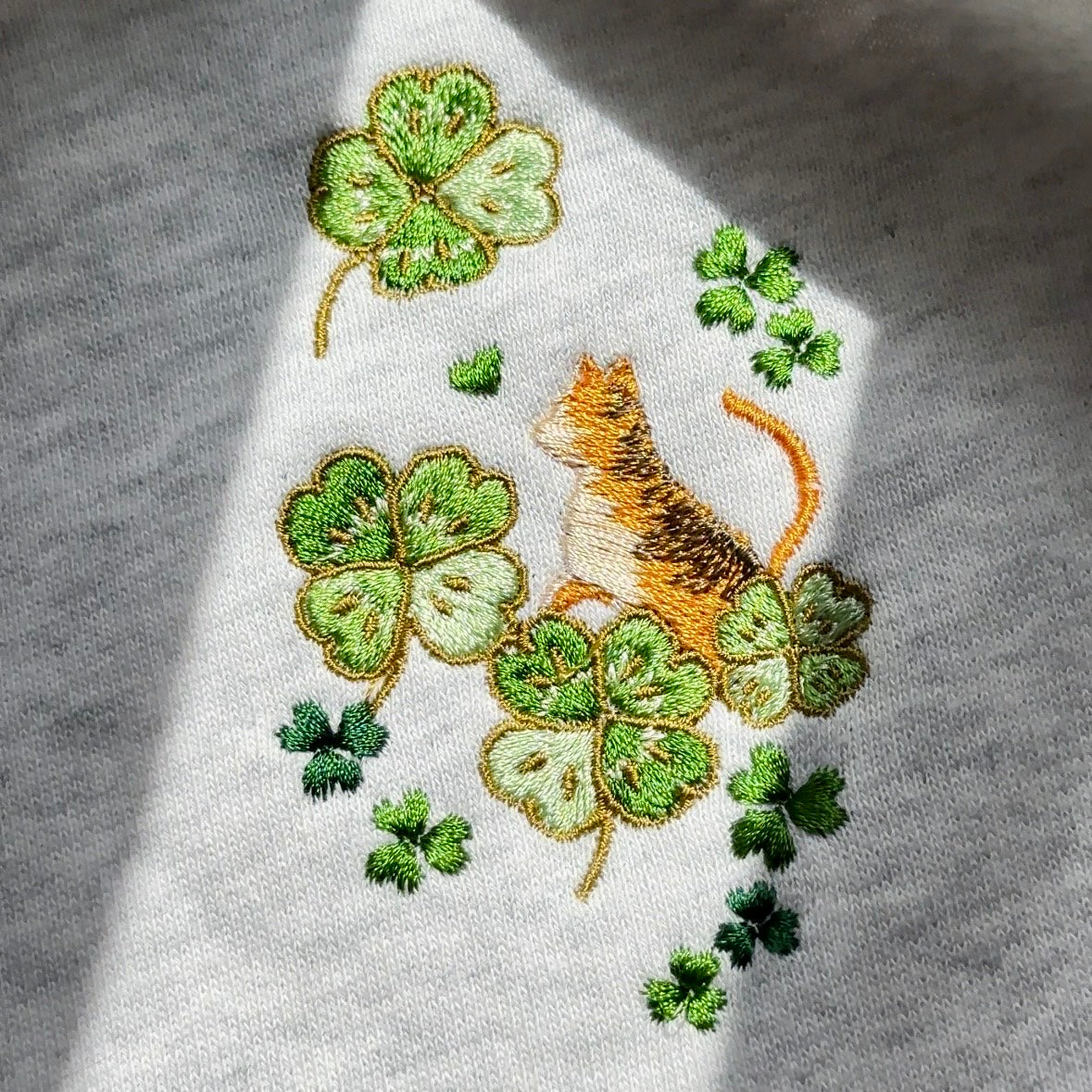 【新作】じゃれあう猫とクローバー