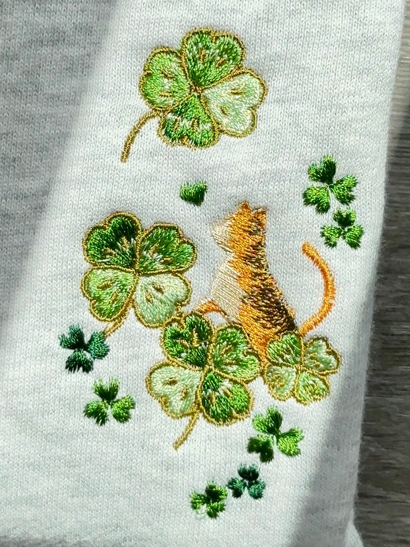 【新作】じゃれあう猫とクローバー