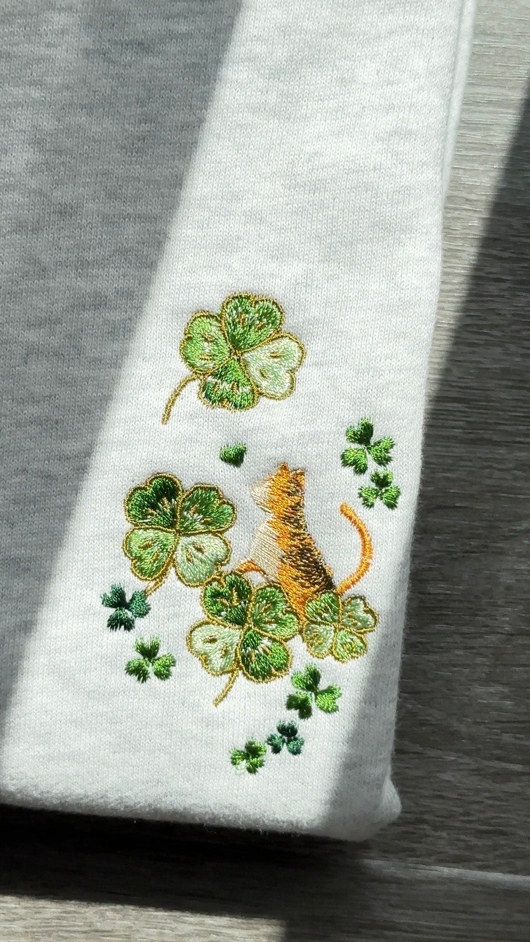 【新作】じゃれあう猫とクローバー