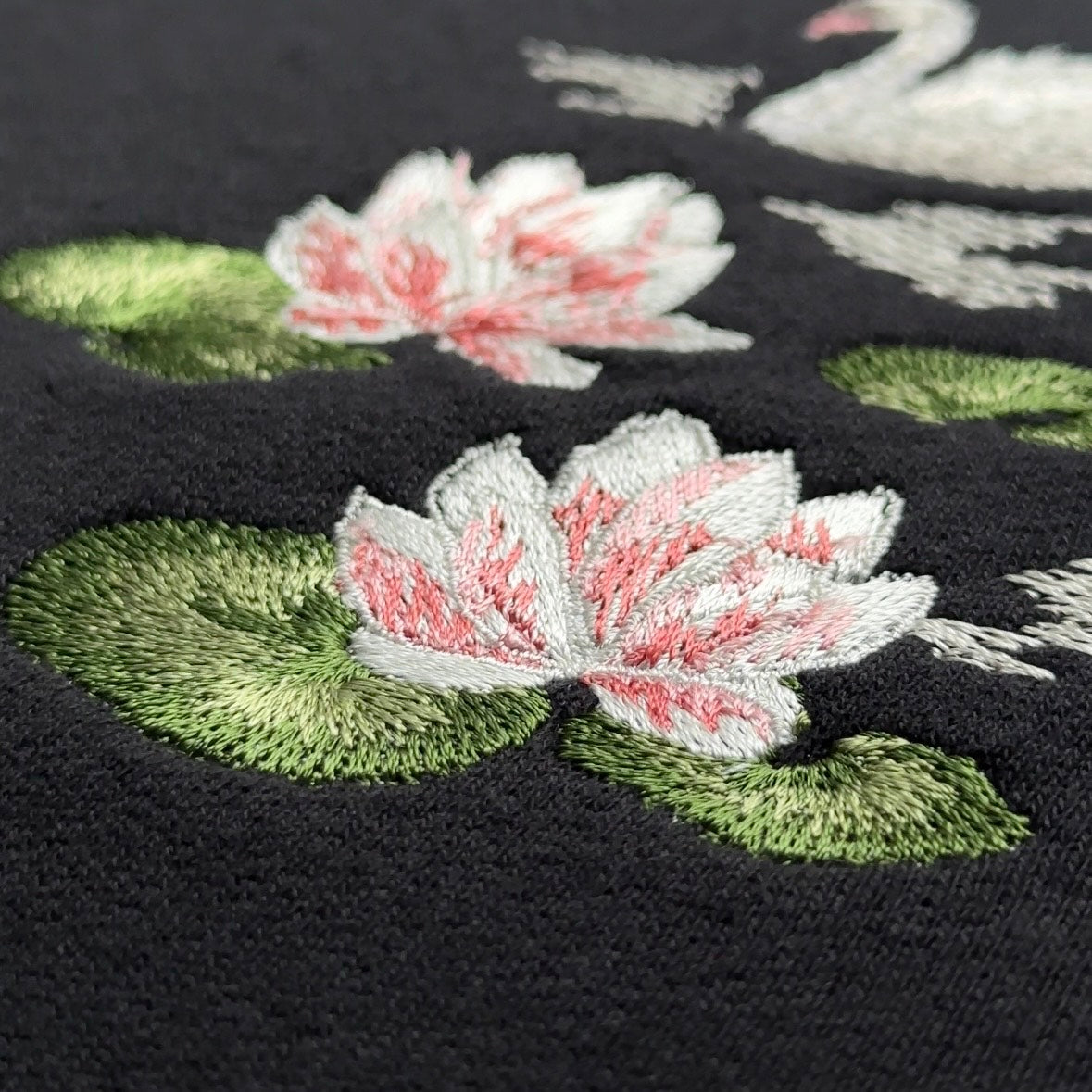 【新作】睡蓮と白鳥